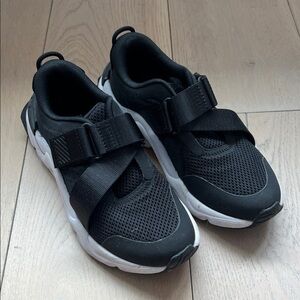 Sorel Women’sBlack and White Sneakers, Size 6.5